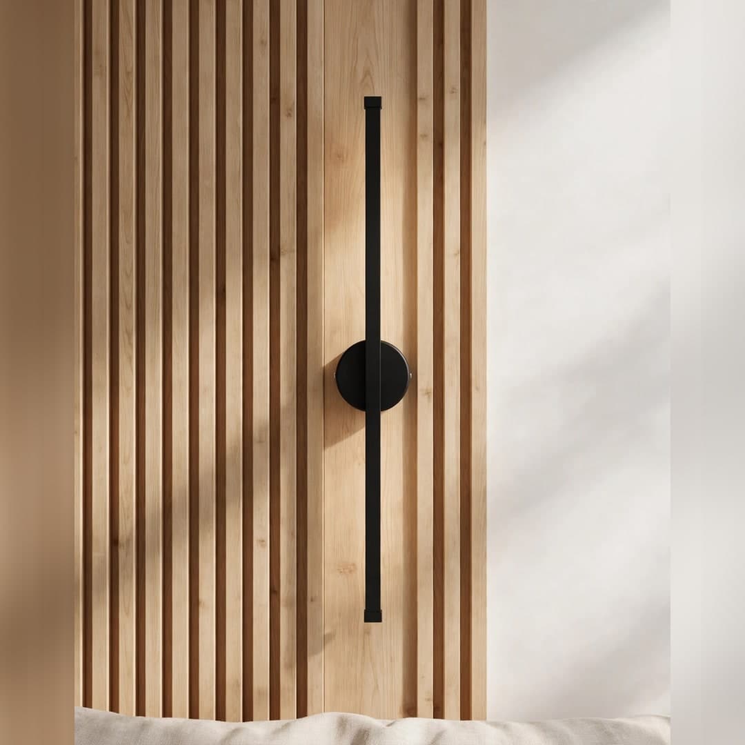 Stickhome S65 — Siyah, ahşap lamelli duvarda doğal ışıkla ambiyans