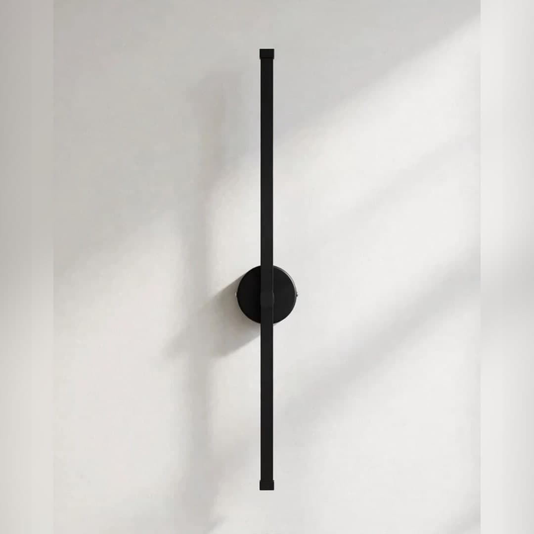 Stickhome S65 — Siyah, sade beyaz duvarda dikey çizgi etkisi